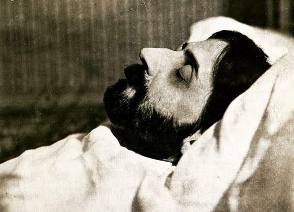 Proust sur son lit de mort (Photo par Man Ray, 1922, via Artznet.com)